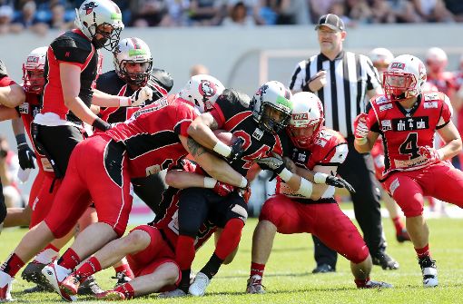 Die Stuttgart Scorpions (ganz in Rot) spielen in der German Football League. Foto: Baumann