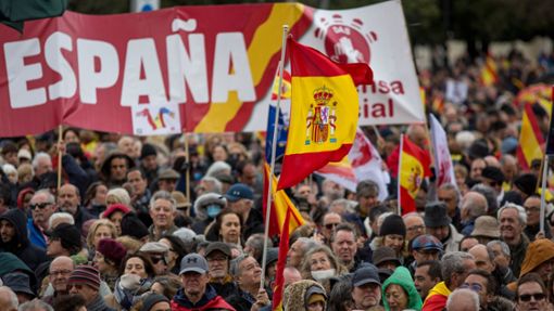 Gegen die geplante Amnestie für die katalanische Separatisten regt sich erneut Widerstand: Tausende Menschen protestierten in Madrid gegen die Pläne der spanischen Regierung. Foto: Luis Soto/SOPA Images via ZUMA Press Wire/dpa