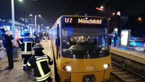 Die Stadtbahn der Linie U7 steht an der Haltestelle „Friedrichswahl“. Feuerwehr, Polizei und Rettungsdienst sind vor Ort. Foto: Andreas Rosar Fotoagentur Stuttgart
