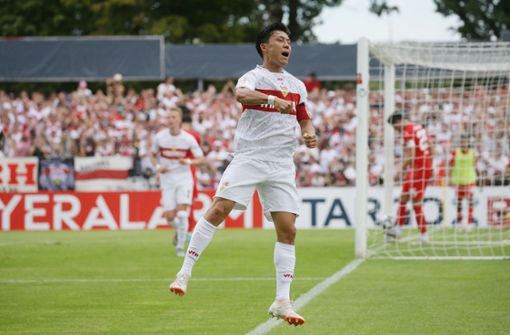 Jubelsprung: Wataru Endo freut sich nach seinem Tor für den VfB Stuttgart. Foto: Baumann/Hansjürgen Britsch