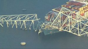 Die Francis Scott Key Bridge ist nach der Kollission mit Containerschiff Dali eingestürzt. Die Brücke ist mehr als 2,5 Kilometer lang. Foto: Uncredited/WJLA/AP/dpa