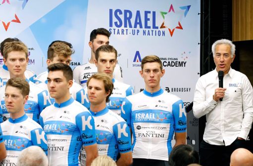 Der Chef persönlich stellt seine Mannschaft vor: Sylvan Adams (re.) bei der Team-Präsentation in Tel Aviv Foto: AFP/Jack Guez