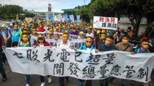 Eine taiwanesische Agrar-Gewerkschaft demonstriert gegen hohen Flächen- und Wasserverbrauch der Industrie. Foto: imago//Wiktor Dabkowski