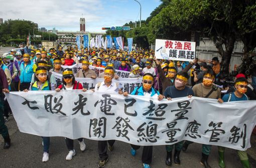 Eine taiwanesische Agrar-Gewerkschaft demonstriert gegen hohen Flächen- und Wasserverbrauch der Industrie. Foto: imago//Wiktor Dabkowski
