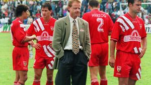 Blamage in Sandhausen: VfB-Trainer Rolf Fringer und das VfB-Team im August 1995 Foto: Baumann