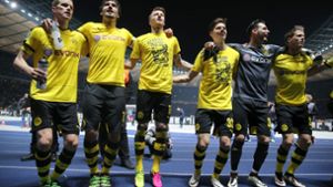 Gemeinsam gab es für Erik Durm (rechts) und Torhüter Roman Bürki (2.v.r.) bei Borussia Dortmund einiges zu feiern – so wie hier beim Triumph im DFB-Pokal 2016. Foto: dpa