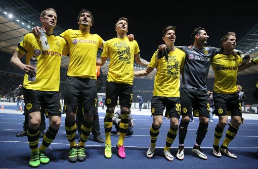 Gemeinsam gab es für Erik Durm (rechts) und Torhüter Roman Bürki (2.v.r.) bei Borussia Dortmund einiges zu feiern – so wie hier beim Triumph im DFB-Pokal 2016. Foto: dpa