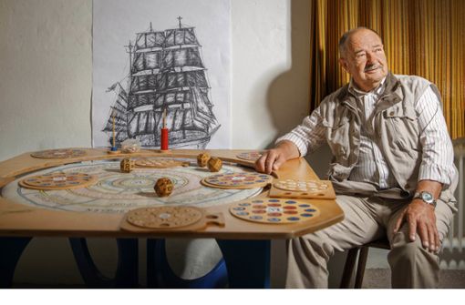 Slobodan Milojevic an seinem selbst gebauten „Spieltisch Rid“. Im Hintergrund seine Zeichnung von der Gorch Fock. Foto: /Gottfried Stoppel