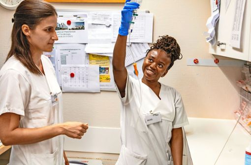 Praxisanleiterin Ines Pasta (links) begleitet Auszubildende Suama Japhet bei ihrer Arbeit im Krankenhaus. Foto: /Staufenpress
