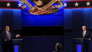 Donald Trump (links), Präsident der USA, und Joe Biden (rechts), Präsidentschaftskandidat der Demokraten, sowie Moderator Chris Wallace von Fox News während der ersten Präsidentschaftsdebatte Foto: AP/Patrick Semansky