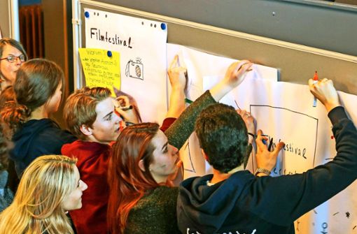 Die Jugendlichen präsentierten ihre Ideen mit Hilfe von selbst gestalteten Plakaten. Foto: factum/Granville