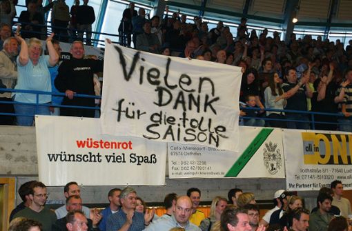 Vergangene Zeiten: Oßweil (hier bei einem Spiel im November 2005 gegen Gelnhausen) spielt in der 2. Bundesliga und macht Fans glücklich. Foto:Baumann/Archiv Foto:  