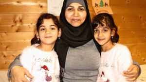 Maysaloun Al Habeeb ist froh, dass ihre Zwillinge Zahra (links) und Alaa jetzt schneller Deutsch lernen Foto: Otto-H. Häusser