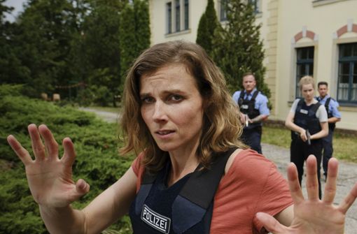 Die Kommissarin Karin Gorniak (Karin Hanczewski)  versucht, einen Geiselnehmer zu beschwichtigen. Foto: MDR/W&B Television/Michael Kotsc