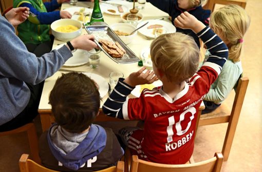 Die Ganztagesbetreuung von Kindern ist in jeder Hinsicht anspruchsvoll und bei Fachkräften wenig beliebt. Foto: Archiv (dpa/Carsten Rehder)