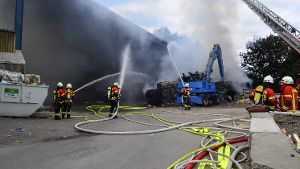 In Großelfingen im Zollernalbkreis ist am Sonntagnachmittag eine Recyclingfirma in Brand geraten. Die Ursache ist bislang unklar. Foto: SDMG