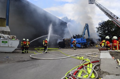 In Großelfingen im Zollernalbkreis ist am Sonntagnachmittag eine Recyclingfirma in Brand geraten. Die Ursache ist bislang unklar. Foto: SDMG