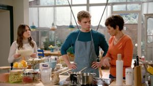 Mit Merles (Anja Franke) und Frankas (Birthe Wolter) Hilfe schafft Marvin (Maurice Pawlewski) es, die Kuchen für das Carlas fertigzustellen. Foto: NDR