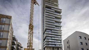Der für die Fertigstellung der Fassade nötige Megakran wird den 107 Meter hohen Tower in Fellbach noch um einige Meter überragen. Foto: Gottfried Stoppel/Gottfried Stoppel