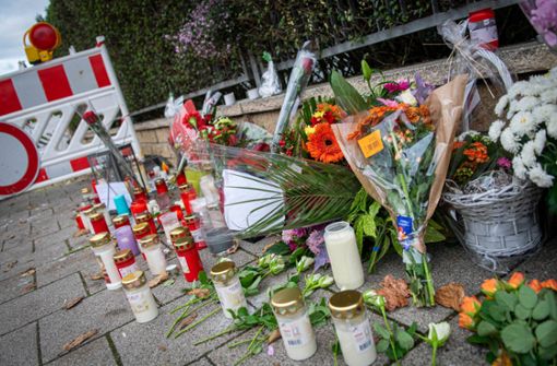 An der Unfallstelle in Gerlingen bezeugen viele ihre Trauer. Foto: 7aktuell.de/Nils Reeh