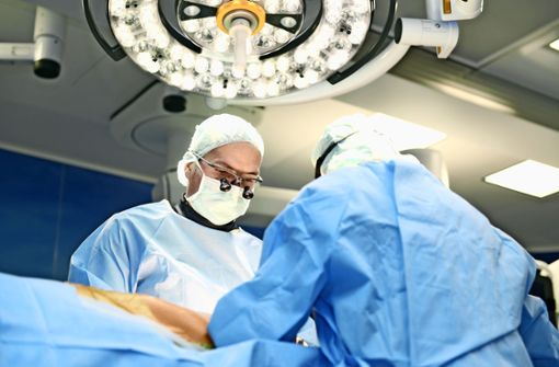 Im neuen Hybrid-Operationssaal des Nürtinger Krankenhauses können  Patienten während der Operation von  einem hochmodernen Röntgengerät durchleuchtet werden. Foto: Britt Moulien