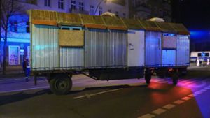 Der Bauwagen, in dem Garweg gewohnt haben soll, soll in den nächsten Tagen kriminaltechnisch untersucht werden. Foto: Dominik Totaro/dpa