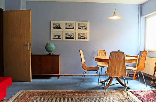 Aus einer leer stehenden Wohnung wurde  ein gemütlicher Rückzugsort, der zugleich als Kunstraum dient. Foto: Sabine Schwieder