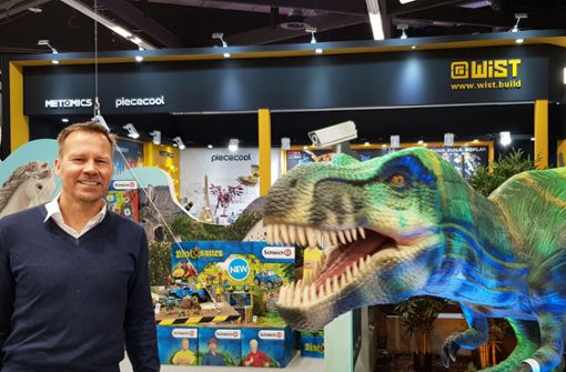 Schleich-Geschäftsführer Dirk Engehausen  in Nürnberg mit einem Dino, dem  T-Rex, verzichtet bei Tieren bewusst auf Digitales. Foto: Imelda Flaig