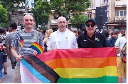 Detlef Raasch (rechts), der Stuttgarter CSD-Sprecher, bei der Pride-Parade in Bukarest. Foto: /Raasch