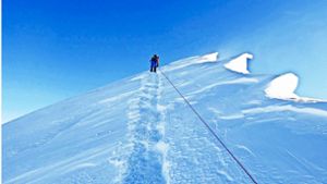 Nur noch wenige Meter – dann ist es geschafft. Der Gipfel des  Mount Everest  ist zum Greifen nah. Foto: Furtenbach Adventures