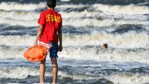 Sommer auf Usedom: Ein Rettungsschwimmer beobachtet das Geschehen im Meer. Foto: dpa/Tilo Wallrodt