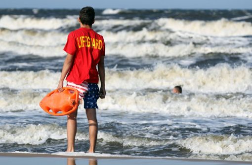 Sommer auf Usedom: Ein Rettungsschwimmer beobachtet das Geschehen im Meer. Foto: dpa/Tilo Wallrodt