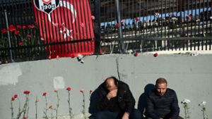 Der Zaun vor dem Fußballstadion ist mit Rosen geschmückt. Foto: AFP
