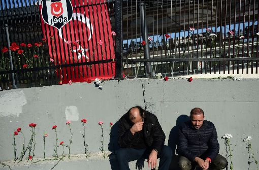 Der Zaun vor dem Fußballstadion ist mit Rosen geschmückt. Foto: AFP