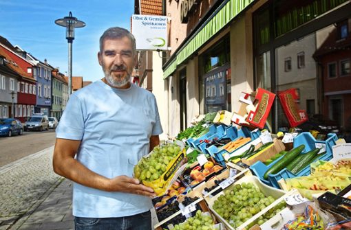 Athanasios Patsiavouridis versorgt in zweiter Generation die Nachbarschaft  in der Obertorstraße mit  Obst, Gemüse und griechischen Spezialitäten, wie etwa dem eingelegtem Feta  seiner Mutter  Angeliki. Foto: Ines Rudel
