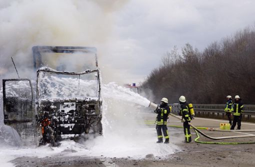 Einsatzkräfte löschen einen Lkw, der auf der A8 im Kreis Göppingen gebrannt hat. Foto: SDMG