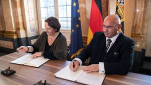 Vertreter beider Seiten unterzeichneten am Mittwoch in Stuttgart einen neuen Staatsvertrag: Daniel Strauß und Staatsministerin Theresa Schopper. Foto: dpa