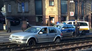 Die Stuttgarter Stadtbahnen der Linien U5, U6, U7 und U12 konnten am Freitagnachmittag für zirka eine Stunde zwischen Bopser und Olgaeck nicht fahren - ein VW Golf hatte die Gleise blockiert. Foto: SIR