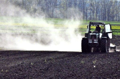 Es staubt. Monatelang sind die Filder-Landwirte  mit ihren Traktoren über trockene Felder gerattert. Foto: Factum/Weise