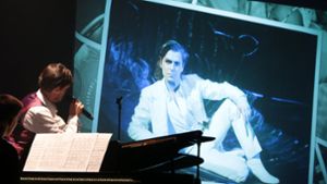 Musicalstar Felix Martin zeigt bei seinem Jubiläumskonzerte Fotos seiner  Karriere. Foto: Klaus Schnaidt