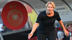 Bundestrainerin Martina Voss-Tecklenburg ist sauer. Foto: dpa/Sebastian Gollnow