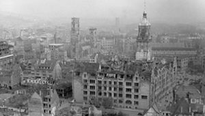 Die Stuttgarter Innenstadt am Ende des Zweiten Weltkriegs: vorne das zerstörte Rathaus, dahinter die Stiftskirche. Foto: dpa/dpaweb/A0009