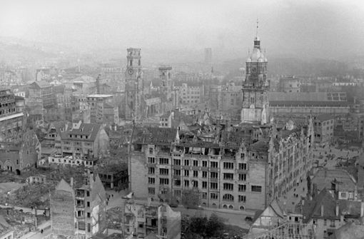 Die Stuttgarter Innenstadt am Ende des Zweiten Weltkriegs: vorne das zerstörte Rathaus, dahinter die Stiftskirche. Foto: dpa/dpaweb/A0009