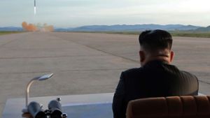 „Rocket-Man“ Kim Jong-un: Der nordkoreanische Machthaber beobachtet im September 2017 den Testabschuss einer ballistischen Mittelstreckenrakete vom Typ Hwasong-12. Foto: AFP