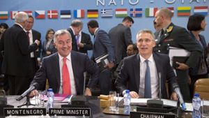 Nato-Generalsekretär Jens Stoltenberg (rechts) und Montenegros Regierungschef Milo Djukanovic. Foto: AP