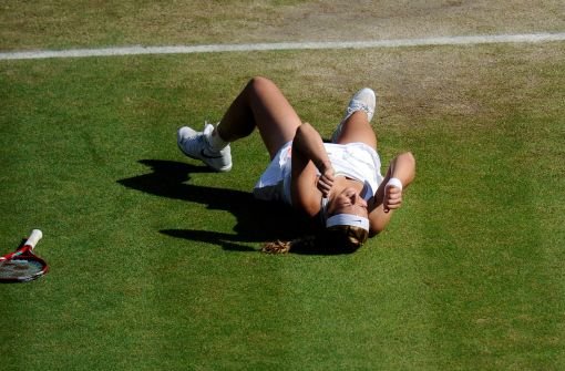 Fix und fertig, aber total im Glück: Sabine Lisicki steht im Tennis-Finale von Wimbledon. Die 23 Jahre alte Berlinerin gewann am Donnerstag gegen die Weltranglisten-Vierte Agnieszka Radwanska aus Polen mit 6:4, 2:6, 9:7. Foto: dpa