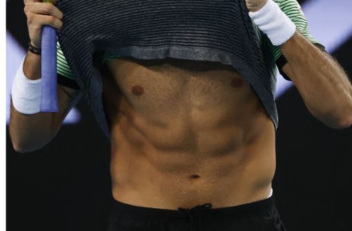 Matteo Berrettini zeigt seinen Bauch bei seinem Erstrundensieg bei den Australien Open. Foto: dpa/Rick Rycroft