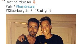 Ein Weltmeister und sein Coiffeur: Mesut Özil (rechts) mit dem Stuttgarter Friseur Ulvi von Two Cut in der Silberburgstraße. Foto: https://twitter.com/MesutOzil1088