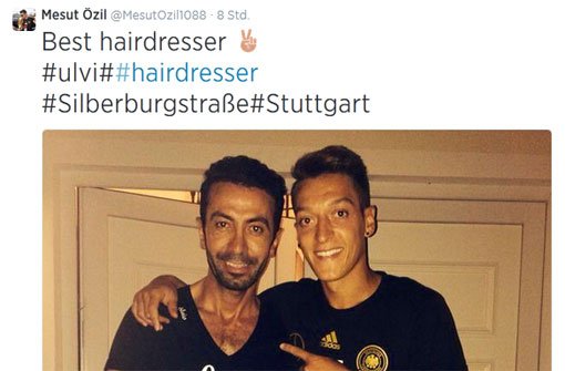 Ein Weltmeister und sein Coiffeur: Mesut Özil (rechts) mit dem Stuttgarter Friseur Ulvi von Two Cut in der Silberburgstraße. Foto: https://twitter.com/MesutOzil1088