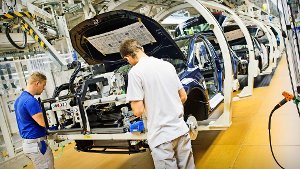 Mitarbeiter im Wolfsburger VW-Werk: Der Streit mit zwei kleineren Zulieferunternehmen legt den Autokonzern lahm. Foto: dpa Pool